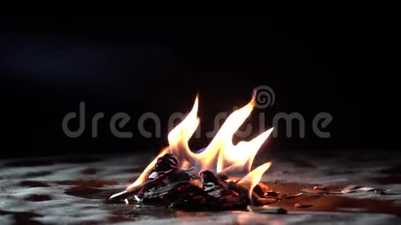在黑暗中燃烧木屑的超级慢动作镜头小型火灾视频的预览图
