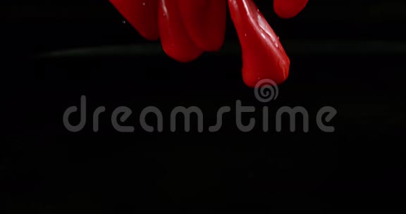 红甜椒辣椒蔬菜在黑色背景下落在水上视频的预览图