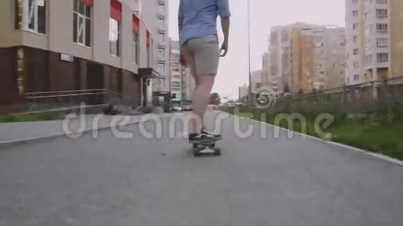 年轻酷小伙在城里玩长板滑视频的预览图