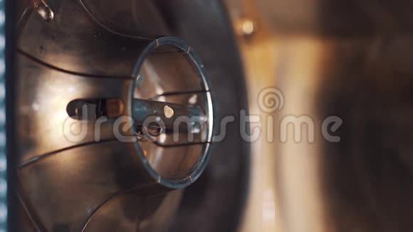 人工将镜片放入洗衣机金属喷嘴视频的预览图