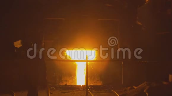 熔热钢浇筑及工人视频的预览图