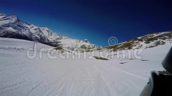 滑雪者在滑雪场的斜坡上FPV视频的预览图