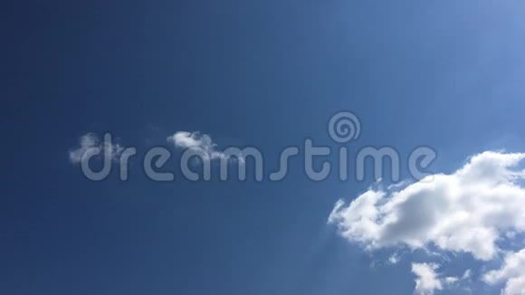 白云消失在蓝天上的烈日下积云在灿烂的蓝天上形成时间推移和背景视频的预览图