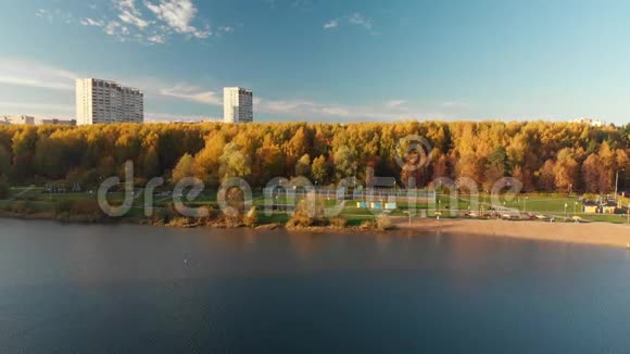 飞越俄罗斯莫斯科泽勒诺格勒的Shkolnoe湖视频的预览图