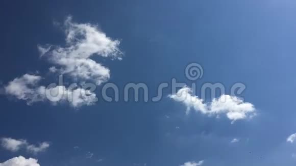 白云消失在蓝天上的烈日下积云在灿烂的蓝天上形成时间推移和背景视频的预览图