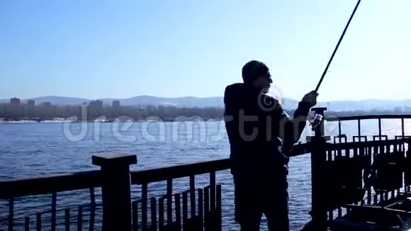 渔夫钓鱼旋转剪影视频的预览图