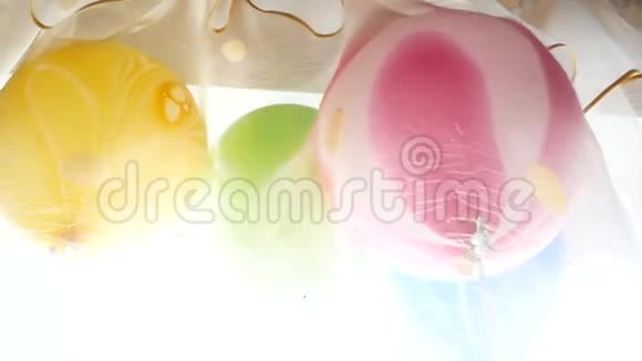 彩色氦气球飞翔节日气球系在一起视频的预览图