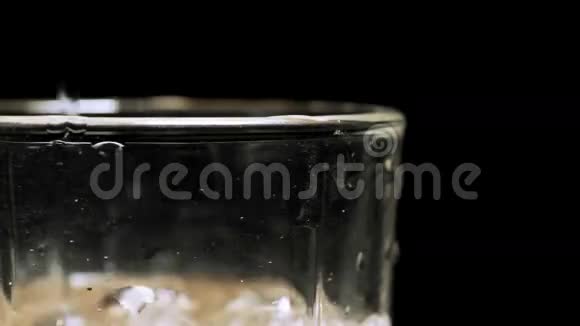 一杯水放在桌子上宏观的视频的预览图