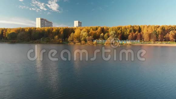 飞越俄罗斯莫斯科Zelenograd行政区的Shkolnoe湖视频的预览图
