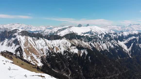 从高山到瑞士阿尔卑斯山雪峰的全景罗瑟斯德纳伊视频的预览图