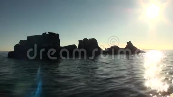天空中明亮的阳光反射在新地球上北冰洋的水中视频的预览图