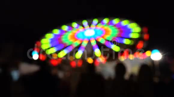 晚上的主题公园模糊旋转LED照明吸引力4K型背景射击视频的预览图