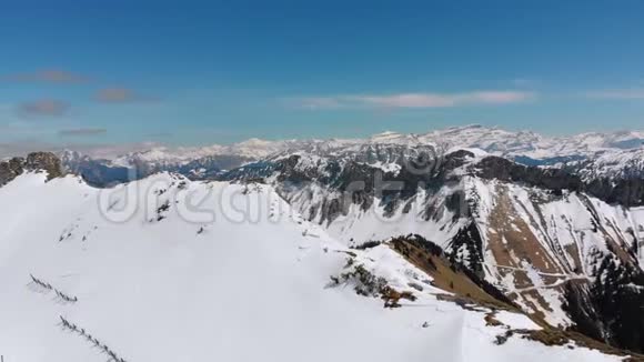 从高山到瑞士阿尔卑斯山雪峰的全景罗瑟斯德纳伊视频的预览图