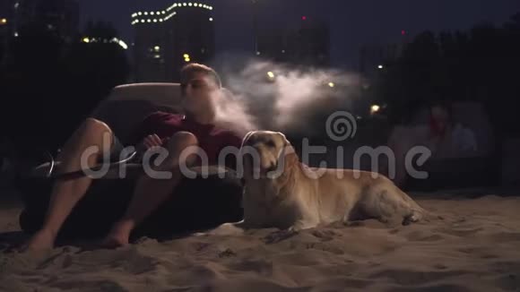 帅哥在海滩上抽烟视频的预览图