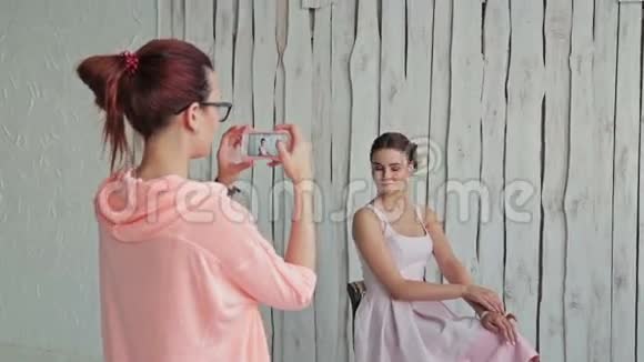 化妆师用化妆和优雅的发型给客户拍照视频的预览图