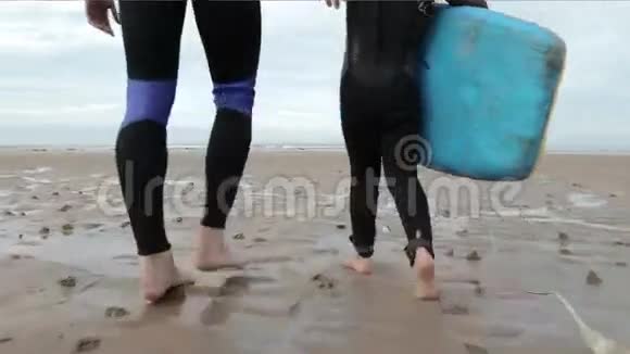 父亲和女儿走向大海去冲浪视频的预览图