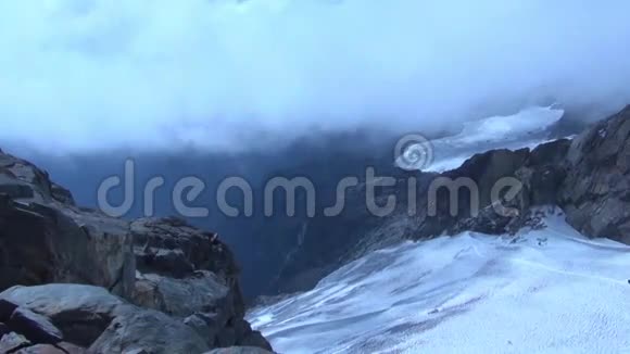 山顶上的一群登山者视频的预览图