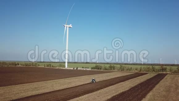 风力涡轮机的空中射击视频的预览图