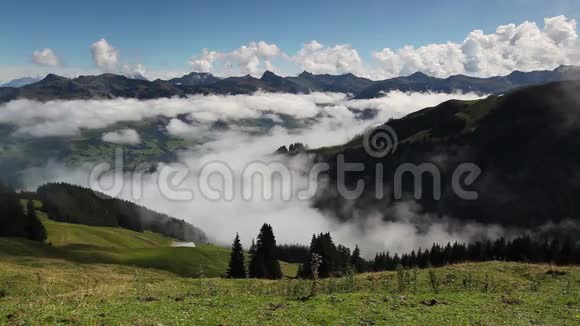 高山阿尔卑斯山的大景视频的预览图