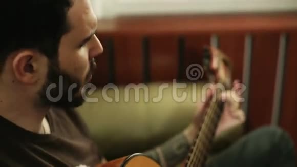 一个留胡子的男人在唱歌弹吉他视频的预览图
