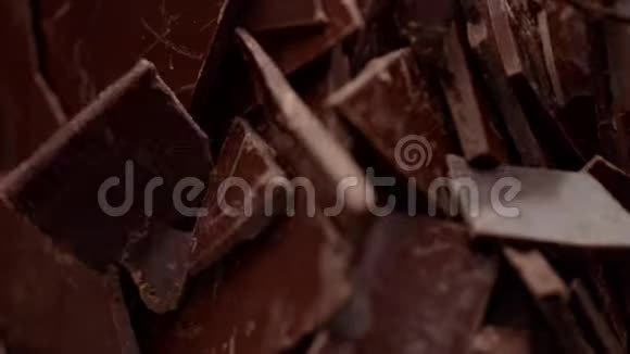很多巧克力片破裂移动视频的预览图