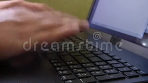 白种人手在笔记本电脑键盘上打印视频的预览图