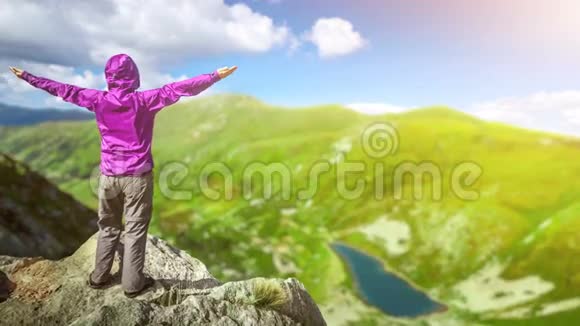 在山顶上的女人4k25fps视频的预览图