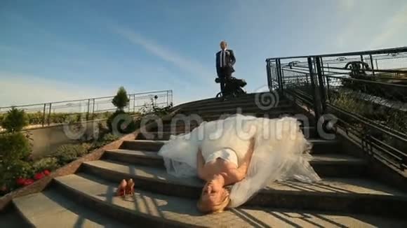 新郎去世时金发新娘躺在石阶上视频的预览图
