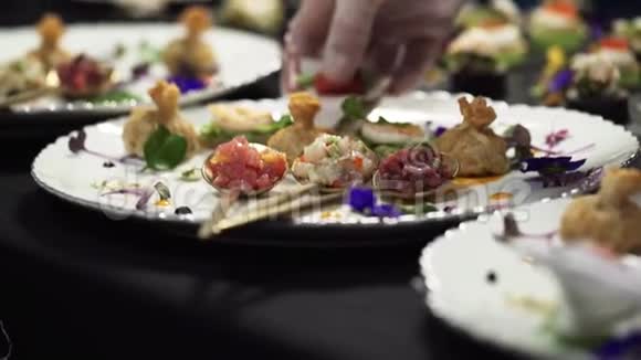 餐饮公司准备大量带有装饰的食品视频的预览图