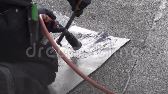 使用沥青和气体火焰安装烟囱视频的预览图