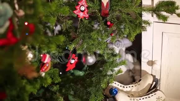 房子的圣诞装饰圣诞树和灯笼视频的预览图