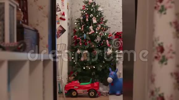 房子的圣诞装饰圣诞树和灯笼视频的预览图