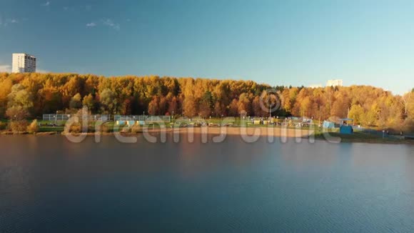 飞越俄罗斯莫斯科Zelenograd行政区的Shkolnoe湖视频的预览图