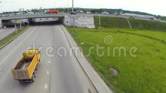 城市高速公路的鸟瞰图剪辑汽车穿越立交桥公路与交通交汇处空中鸟类视频的预览图