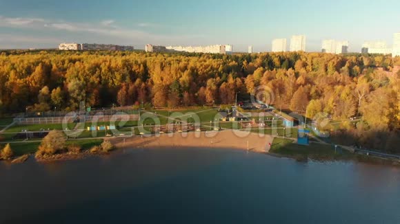 飞越俄罗斯莫斯科泽勒诺格勒的Shkolnoe湖视频的预览图