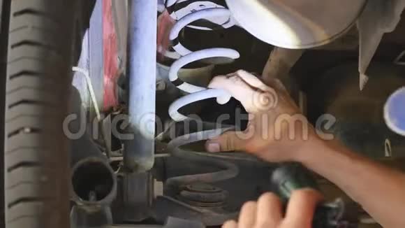 机械师在车下工作时检查汽车零件视频的预览图