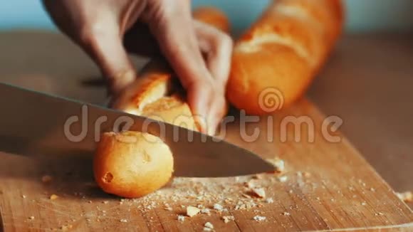 女性在木板上切割法国面包等级为4k视频的预览图