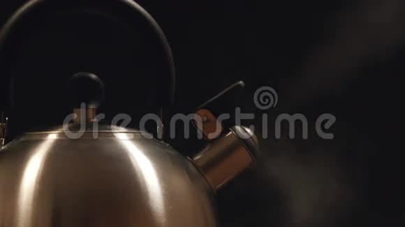 关闭从钢水壶中蒸汽黑色背景视频的预览图