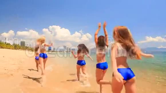 穿制服的啦啦队队员在海滩上赌浅水视频的预览图