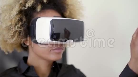 在虚拟现实中工作的女商人视频的预览图