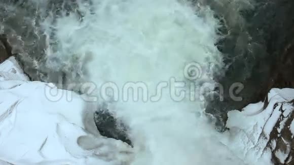 冬季瀑布水在冰下流动冰下流动的水视频的预览图