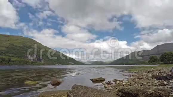 塔伊诺尔特阿吉勒的美丽的湖的时间流逝视频的预览图