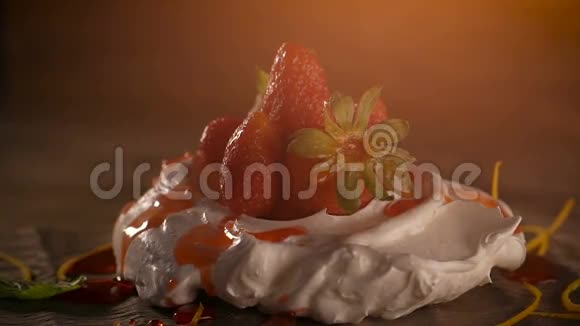 加草莓和草莓酱的麦林果视频的预览图