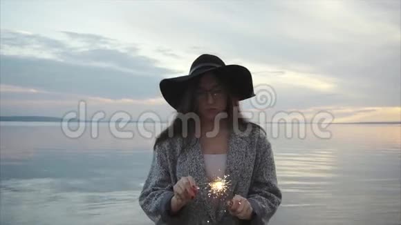 在日落时分美丽幸福的女人在海上闪闪发光视频的预览图