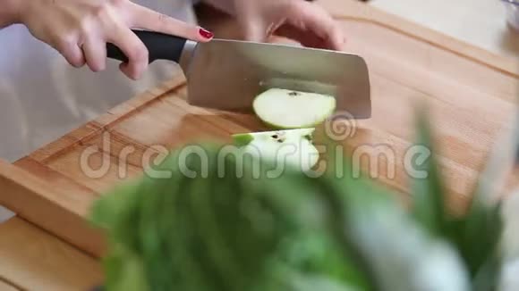 切割苹果的反向视频视频的预览图