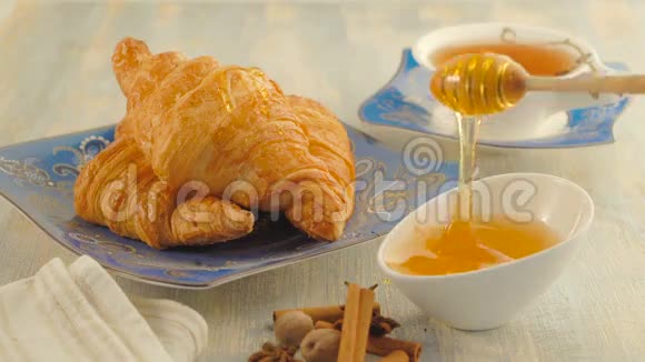 早餐加茶牛角面包和蜂蜜视频的预览图