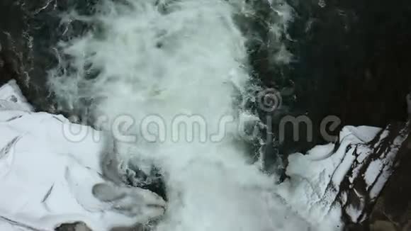 冬季瀑布水在冰下流动冰下流动的水视频的预览图