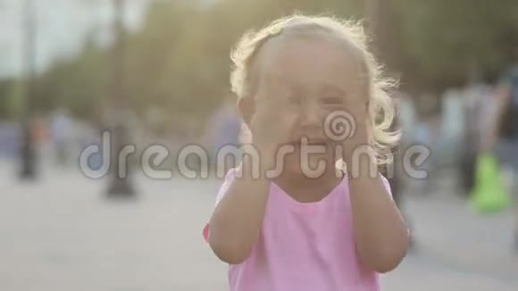 可爱的小女孩在公共公园里扮演猿猴视频的预览图