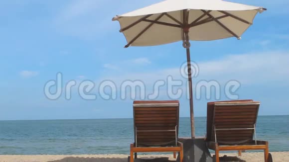 雨伞和沙滩椅视频的预览图