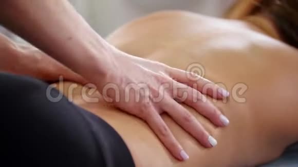 美容诊所一位年轻女子接受背部按摩视频的预览图